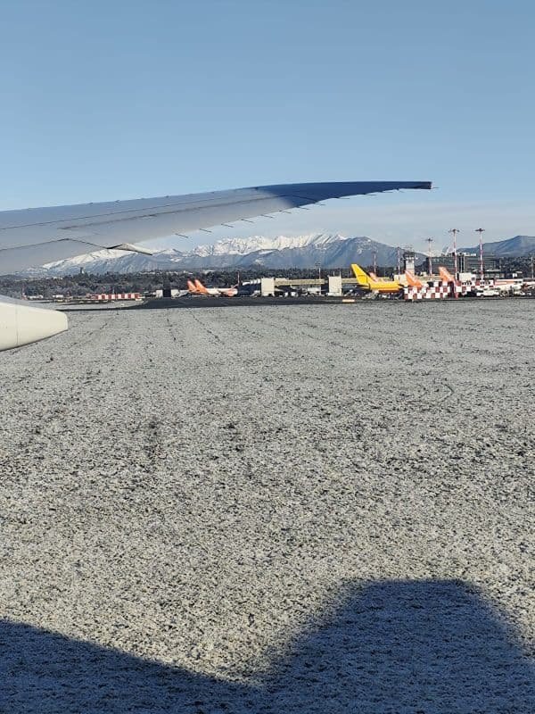 Pouso do avião na Itália com neve